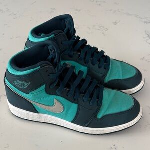 Nike Jordan 1 Mid size 6